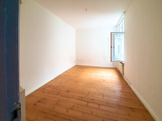 Altbauwohnung, leer und renovierungsbedürftig