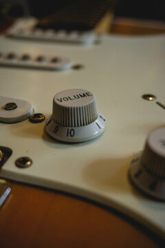 Fender Stratocaster Affinity guitar, maintenance and string change