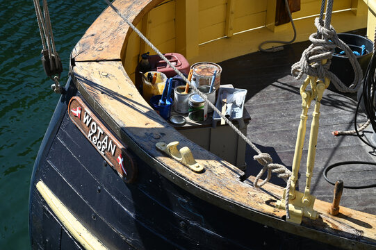 Copenhague, Danemark, 8 mai 2023 : Pots de peinture sur le pont du voilier Wotan