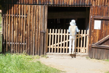 Dziewczynka przy zagrodzie. © Rafa