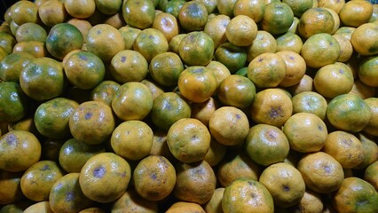 Orange fruit on the market