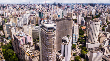 Aerial view of a curved building in the city of São Paulo
