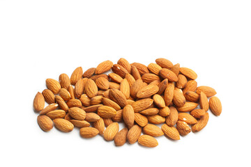 Almendras sobre un fondo blanco liso y aislado. Vista de frente y de cerca. Copy space