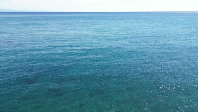 volo sul mare mediterraneo blu trasparente