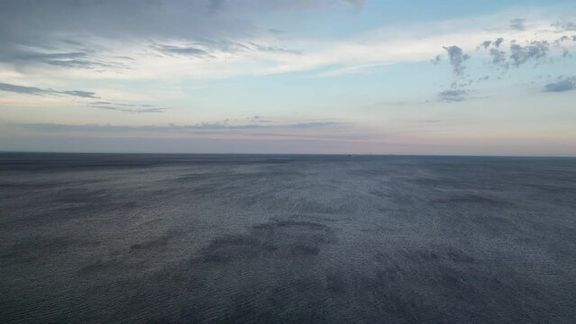mare epico con onde dall'altro col drone