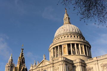 Fototapeta na wymiar Saint Paul's Cathedral in London on a sunny afternoon