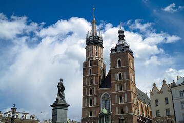 Fototapeta premium St. Mary's Basilica in Kraków, Poland on a partly cloudy day