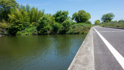 遠賀川を渡るサイクリングロードと緑の中洲