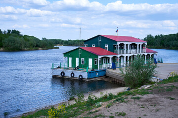 Obraz premium Floating pier on the Oka river in Russia