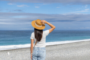 Fototapeta na wymiar Tourist woman look at the blue sea