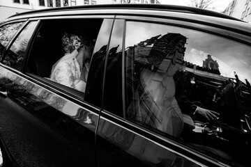 Braut im Hochzeitsauto