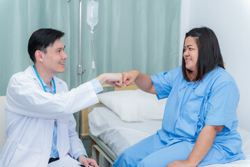 Obraz premium Doctor and patient using hands fist bump to show encouragement, cooperation as a team In process of successful treatment This picture focuses on the hand, to health care and health insurance concept