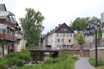 Fototapeta na wymiar Simmerbachbrücke in Simmern / Hunsrück. Simmerbachaue.