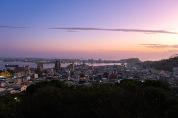 Fototapeta na wymiar 台湾 高雄市、寿山情人観景台から見る高雄港の夕暮れ