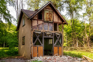 Ruine eines Fachwerkhauses mitten im Wald
