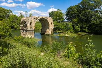 Fototapeta na wymiar La dernière arche encore en élévation du Pont Ambroix, construit sur la Via Domitia par les romains pour franchir le Vidourle vers l'Oppidum d'Ambrussum