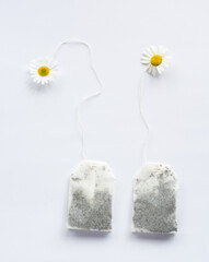 Obraz premium chamomile tea bag, herbal chamomile teabag with fresh daisy flower as label