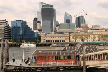 London; City Skyline vom Queens Walk am London Bridge City Pier