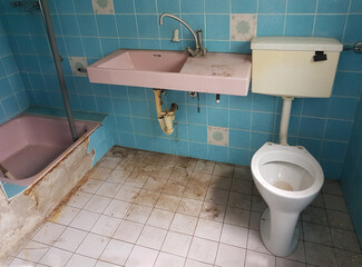 bathroom from the seventies in need of renovation