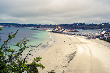 plage avec vu sur le port en arrière plan