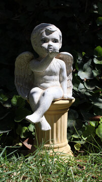 Figura de &aacute;ngel de cer&aacute;mica con luz y sombra. 