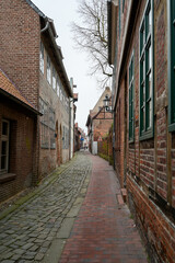 Fototapeta na wymiar Blick in eine Seitenstraße in der Altstadt von Lüneburg mit Häusern mit Fassaden aus Backstein, Lüneburg, Niedersachsen, Deutschland