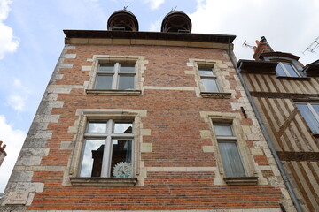 Fototapeta na wymiar Bâtiment typique, vue de l'extérieur, ville de Orléans, département du Loiret, France