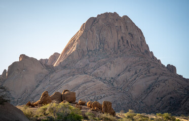 Die majestätische Schönheit von Spitzkoppe: Panoramabild des namibischen Wahrzeichens im strahlenden Sonnenschein