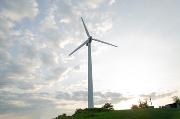 Turbiny wiatrowe - odnawialne źródła energii - wiatraki produkujące zieloną energie - obrazy, fototapety, plakaty