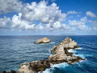 vue sur des rochers et falaises dans la mer d'une côte sauvage de la caraïbe 