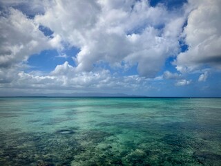 Fototapeta na wymiar vue sur la mer des Caraïbes avec une couleur turquoise et un ciel nuageux 