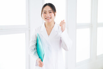 白衣の女性