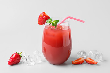 Fototapeta Glass of tasty strawberry juice on grey background obraz