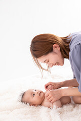 Obraz na płótnie Canvas スキンシップをとる赤ちゃんとママ　baby
