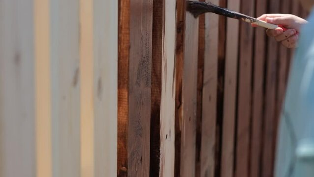 painting the fence brown, paint the fence with a brush