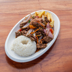 lomo saltado criollo con papas fritas