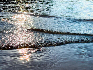 漆黒の海に照らされる夕日の光とキラキラ波景色