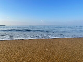 Fototapeta na wymiar 夏の海辺　青い空とビーチ