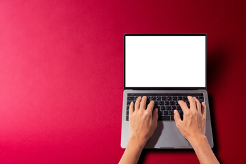 赤い色の背景とノートパソコン