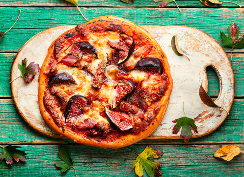 Homemade pizza with figs and prosciutto.