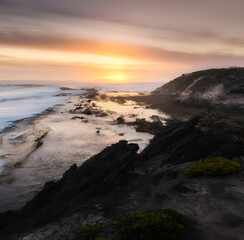 Obraz premium sunset on the beach. coastal vista with pristine sandy beaches