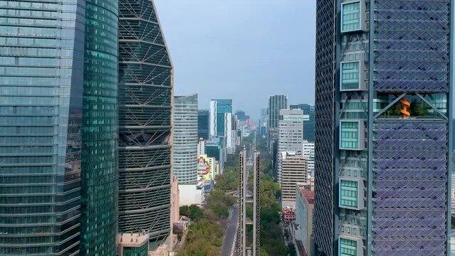 Toma a&eacute;rea de edificios de Ciudad de m&eacute;xico, Av. Reforma