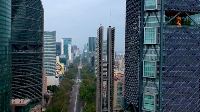 Vista a&eacute;rea de avenida y edificios en Ciudad de M&eacute;xico, Paseo de la Reforma