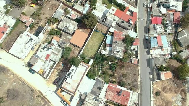 Toma a&eacute;rea de casas en zona rural, vista de pueblo en M&eacute;xico 