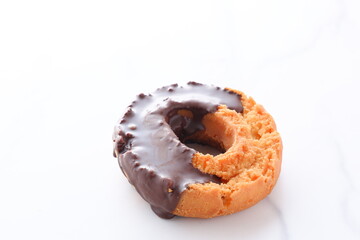 チョコレートでコーティングしたオールドファッションドーナツ