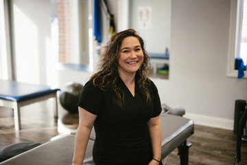 Physical therapist in scrubs and fitness reclaim room