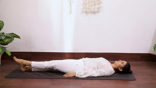 Video of a woman performing Alternate Leg Ardha Halasana