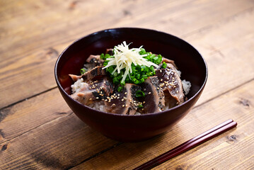 カツオのたたき漬け丼と新生姜