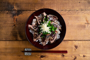 カツオのたたき漬け丼と新生姜