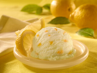 Zitronensorbet Eis mit Zitronen und gelbem Tischtuch